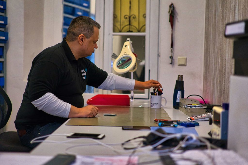 Attila Kormos, Gründer von Expressmobile, in seiner Handy-Reparaturwerkstatt in 1060 Wien